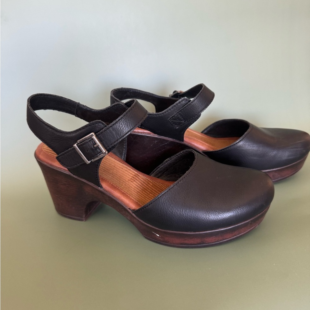 BOC Black Leather Women's Clogs